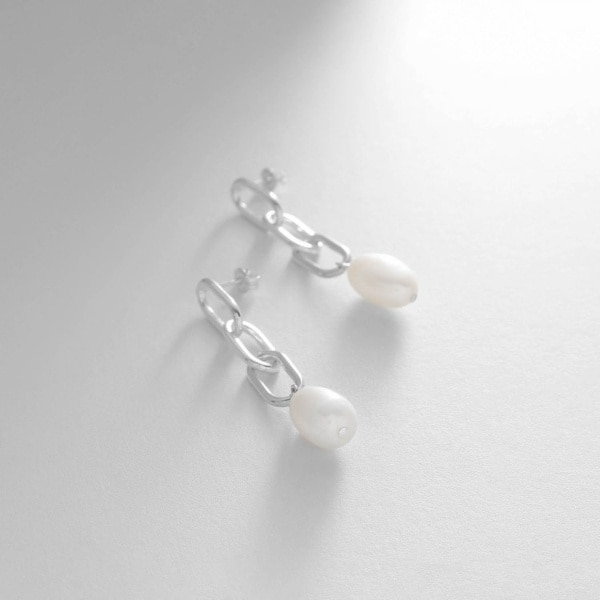 ココシュニック オンキッチュ（COCOHNIK onkitsch）/シルバー バロックパール チェーンリンク ロングピアスの通販は 8,217円