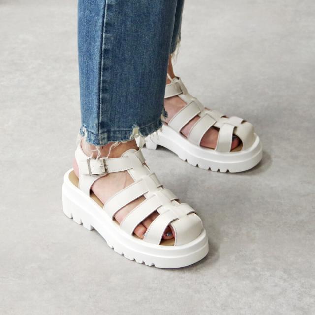 【近年モデル　美品】ミネトンカ　厚底グルカサンダル　23M01　ベルト　ロゴ刻印 Minnetonka（ミネトンカ）の「MINNETONKA ミネトンカ / 厚底