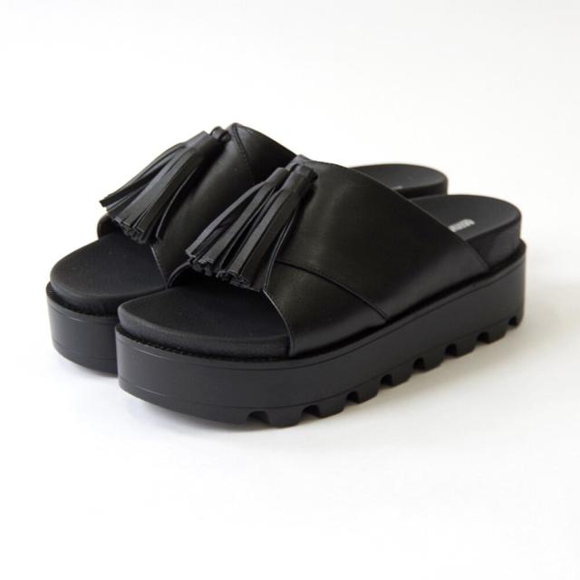 ミネトンカ（MINNETONKA）/ボリュームソール タッセルサンダル
