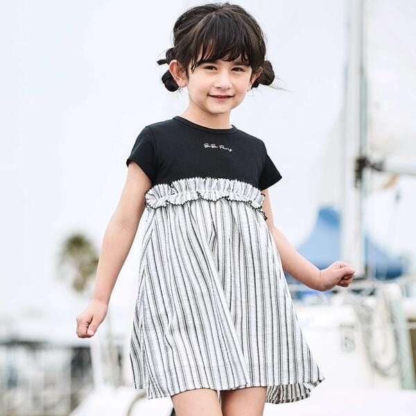 【NEW】ベベ（BeBe）/【お揃い】ナチュラルストライプ天竺切り替えウエストフリル半袖ワンピース(90~150cm)