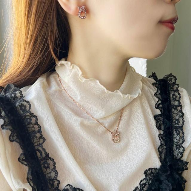 アナ スイ（ANNA SUI）/馬蹄モチーフ ピアスの通販はau PAY
