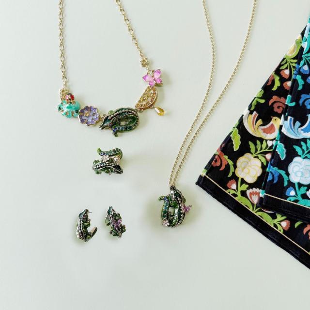 アナ スイ（ANNA SUI）/ワニモチーフ イヤリングの通販はau PAY