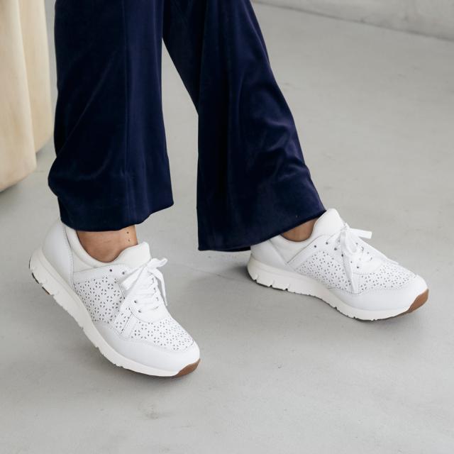 アキュアーズ（AcureZ）/やわらかい風合いの牛革使用で大人のおでかけに「レザースニーカー」