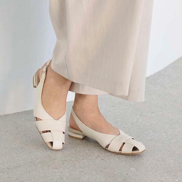 リズ・ラフィーネ（Riz raffinee）/グルカデザインバックベルトパンプス