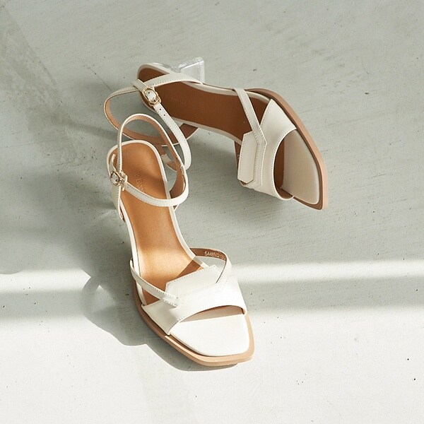 オゥ バニスター（Au BANNISTER）/クリアヒールサンダルの通販は