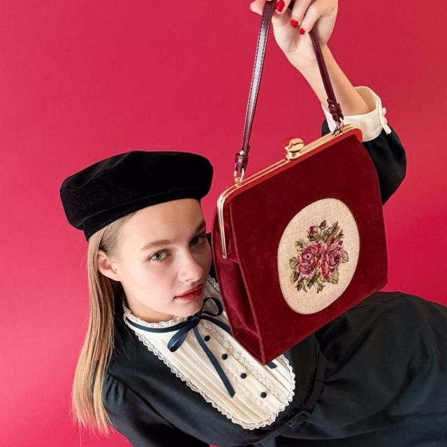 アンアナザーアンジェラス（an another angelus）/【500mlペットボトル収納可能】カメオローズ刺繍スクエアがま口バッグ