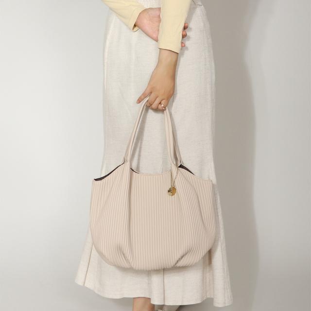 ベース（BASE）/ラウンド型 プリーツデザイン トートバッグの通販は 5,013円