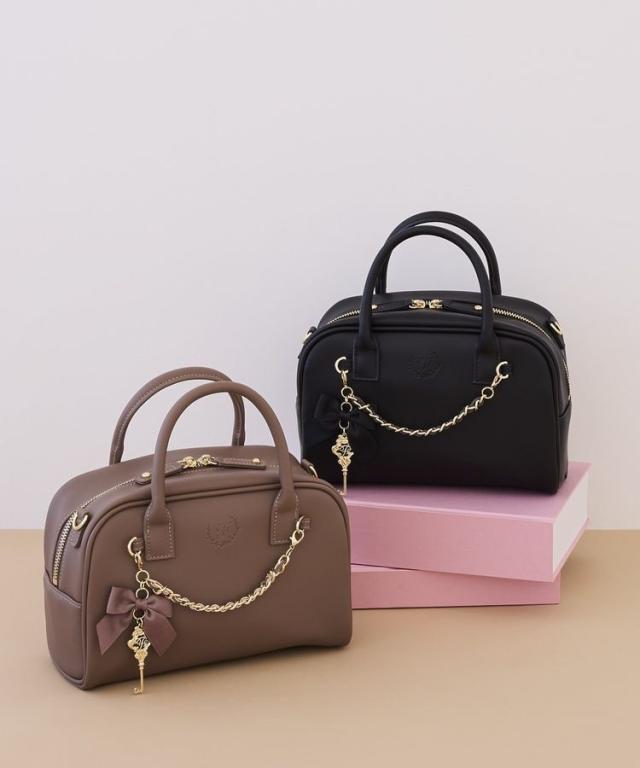 メゾン ド フルール（Maison de FLEUR）/【2Way／チャーム付き】スクエアボストンバッグ