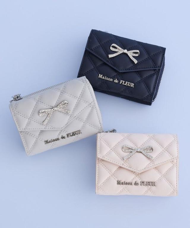 メゾン ド フルール（Maison de FLEUR）/リボンビジューキルティングウォレット 8,250円