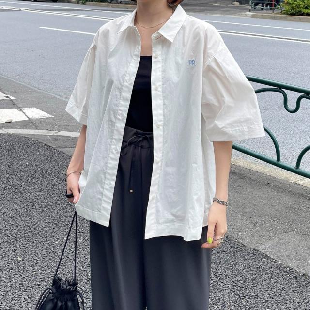 フレディ＆グロスター（FREDY&GLOSTER）/【インフルエンサー別注カラーあり】FR刺繍ハーフスリーブタックシャツの通販は