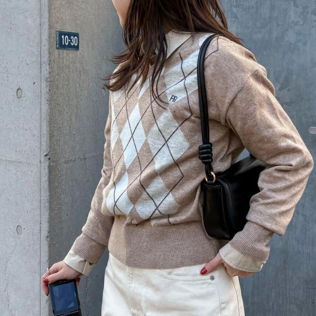 フレディエミュ（fredy emue）/アーガイル柄インターシャVネックニット