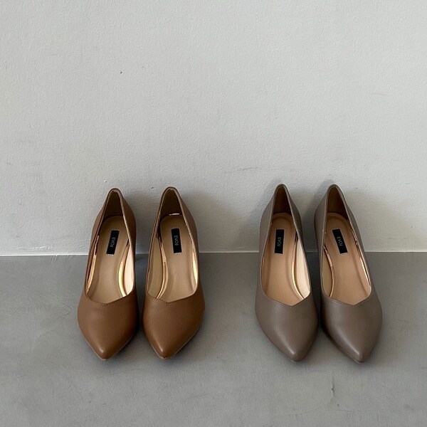 ドゥ アルシーヴ（Doux archives）/Vカットポインテッドトゥパンプス