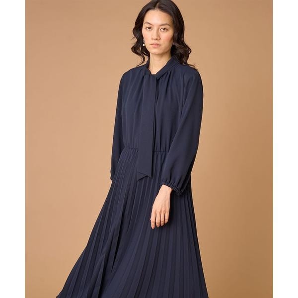 イネド（INED）/《大きいサイズ》ボウタイ付きプリーツワンピース