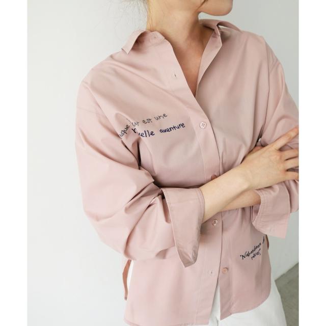 ルクールブラン（le．coeur blanc）/《WEB限定アイテム》レタリング刺繍シャツ