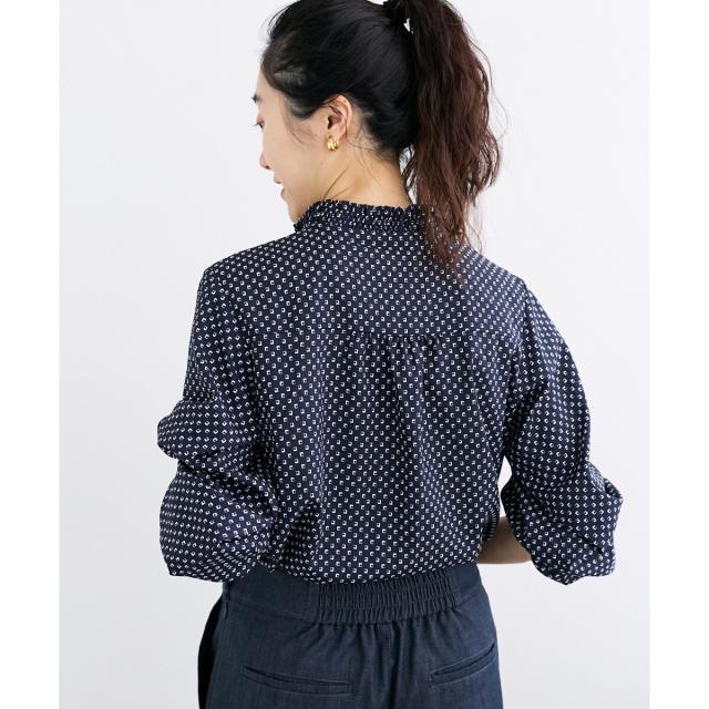 ルクールブラン（le．coeur blanc）/《手洗い可能》シャーリングネック幾何柄ブラウス