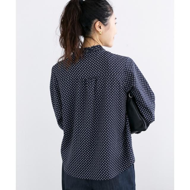 ルクールブラン（le．coeur blanc）/《手洗い可能》シャーリングネック幾何柄ブラウス