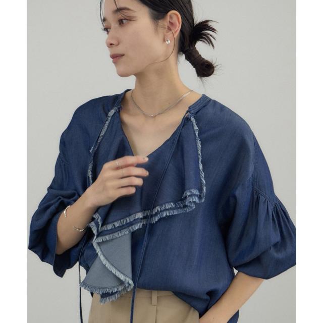 サロン アダム エ ロペ（SALON adam et rope’ ）/デニムライクラッフルフリルブラウス