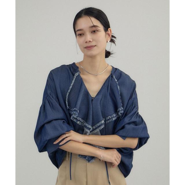 サロン アダム エ ロペ（SALON adam et rope’ ）/デニムライクラッフルフリルブラウス_14