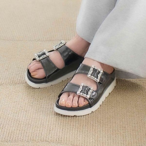 カリーノ（carino）/厚底ビジューバックルサンダル