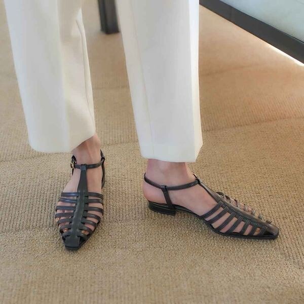 カリーノ（carino）/ポインテッドトゥグルカサンダル