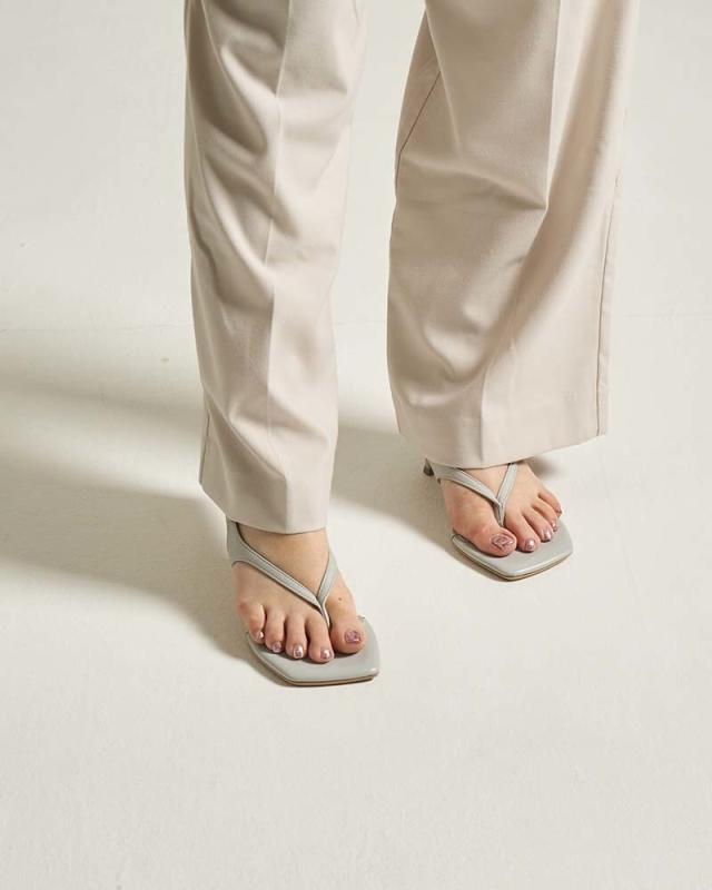 フォアモスマルコ（FOREMOS marco）/キトゥンヒールトングサンダル