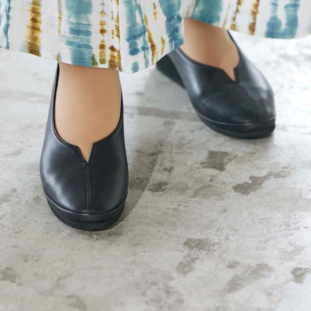 アトリエ/【３Ｅ】【レイン対応】ウエッジヒールスリットパンプス