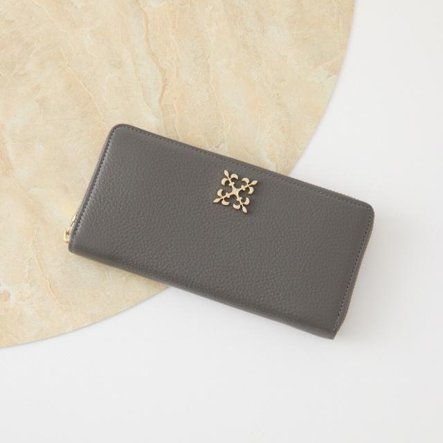 ラシット（russet）/モノグラムプレートラウンドジップウォレット(SO−372)