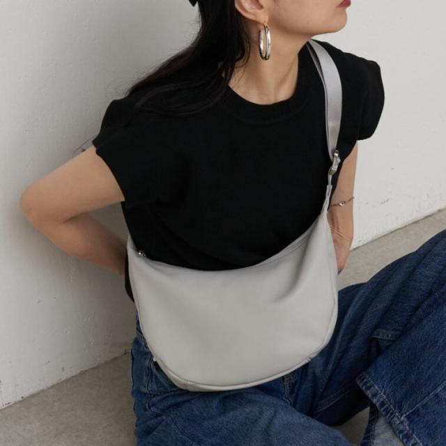 ラシット（russet）/ソフトレザーラウンドショルダーバッグ〈UNISEX