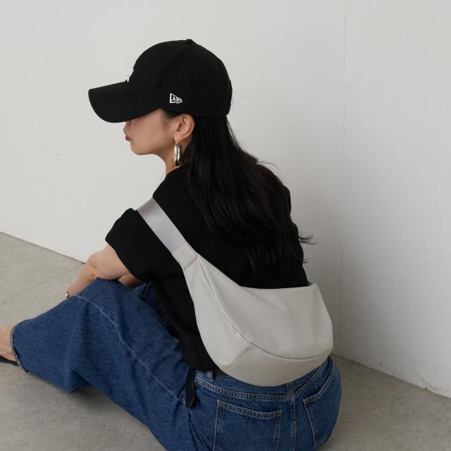 ラシット（russet）/ソフトレザーラウンドショルダーバッグ〈UNISEX