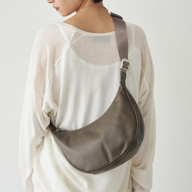 ラシット（russet）/ソフトレザーラウンドショルダーバッグ〈UNISEX