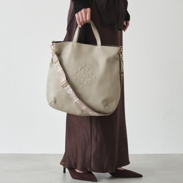 ラシット（russet）/スリム2WAYトートバッグ ＜エンボスモノグラム