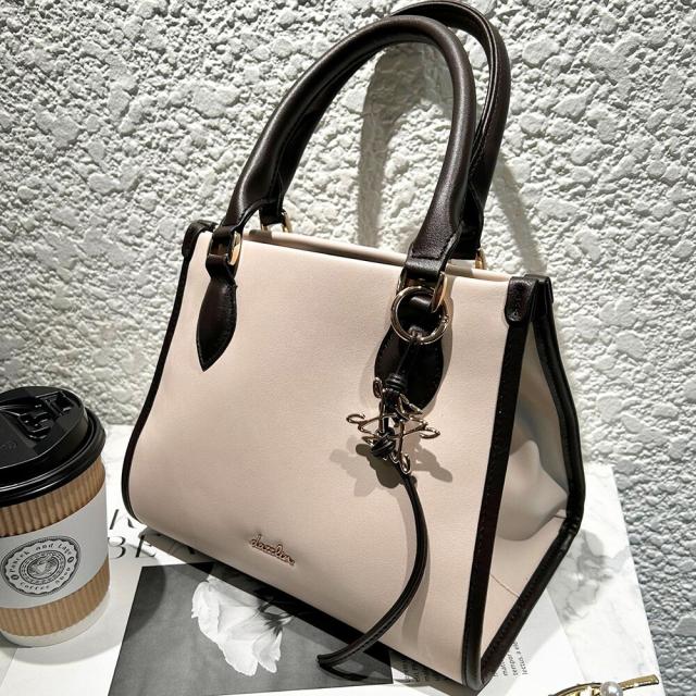 ダズリン（DazzliN’）/dazzlin/ダズリン　スクエアロゴ エンブレムチャーム スムーススクエアハンドバッグの通販は