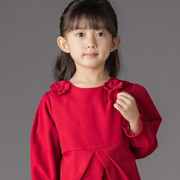 ベベ プチ ポワ ヴェール（BeBe Petits Pois Vert）/立体花モチーフ斜めタックワンピース(95~150cm)_3