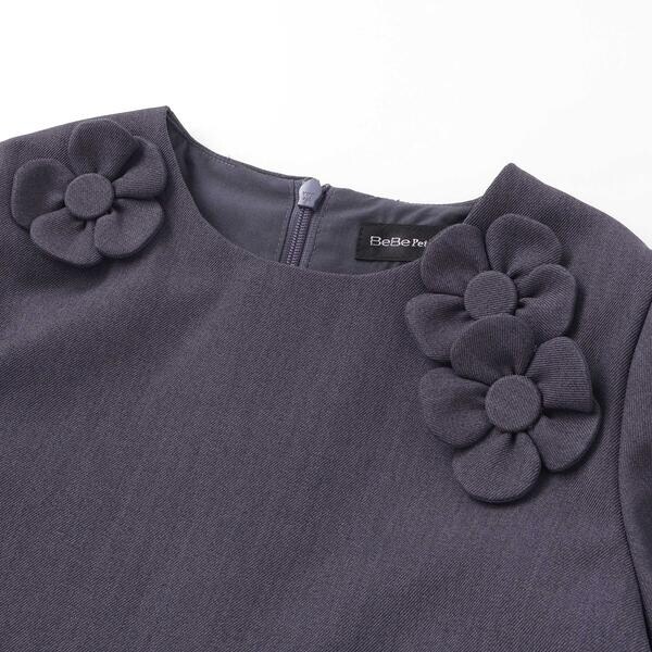 ベベ プチ ポワ ヴェール（BeBe Petits Pois Vert）/立体花モチーフ斜めタックワンピース(95~150cm)_10
