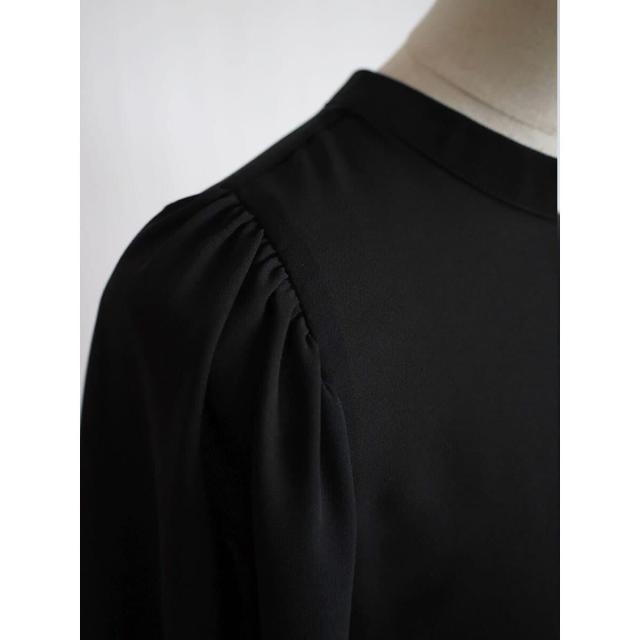 レジル（resil）/バックボタンボリュームスリーブブラウス