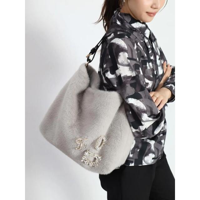 フェンネル（FENNEL）/ビジューブローチ付きフェイクファートート