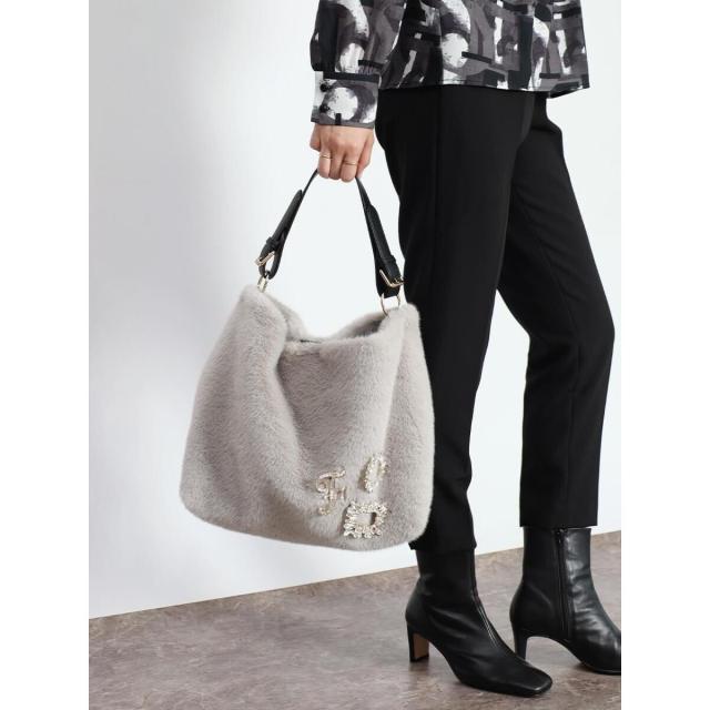 フェンネル（FENNEL）/ビジューブローチ付きフェイクファートート