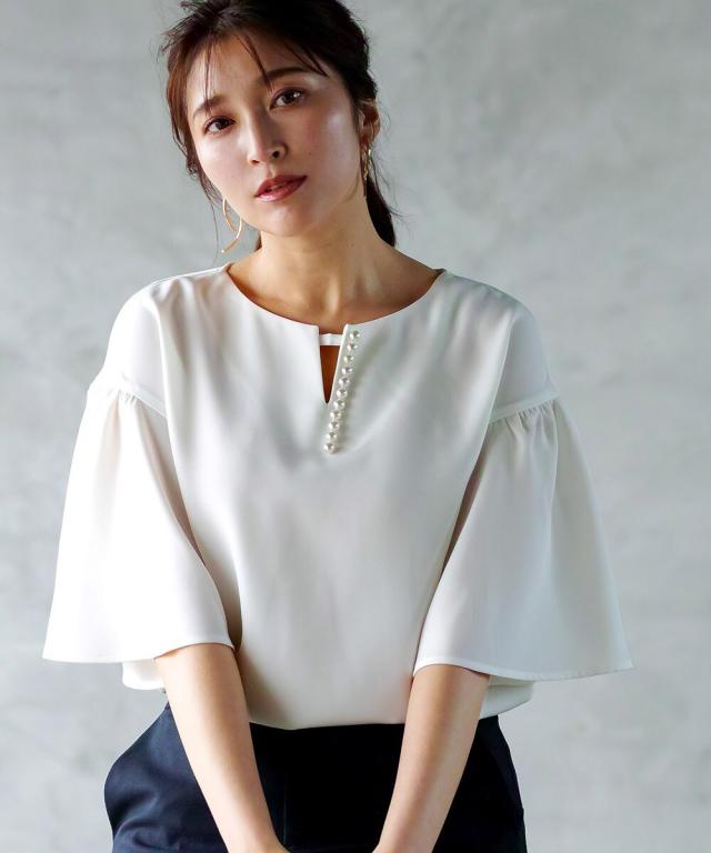 ホワイトジョーラ（WHITE JOOLA）/【手洗いできる＆防シワ加工】フレアースリーブ・パール調キーネックブラウスの通販は 4,990円