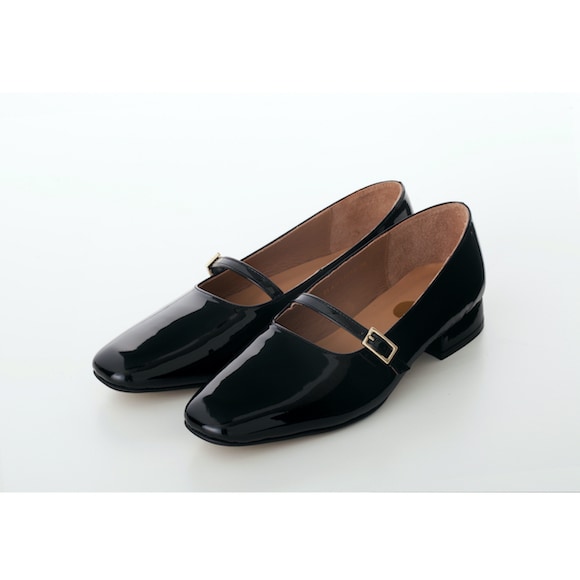 ジーアール（gr．）/23cm−26cmスクエアトゥベルトストラップパンプス［ブラックエナメル］