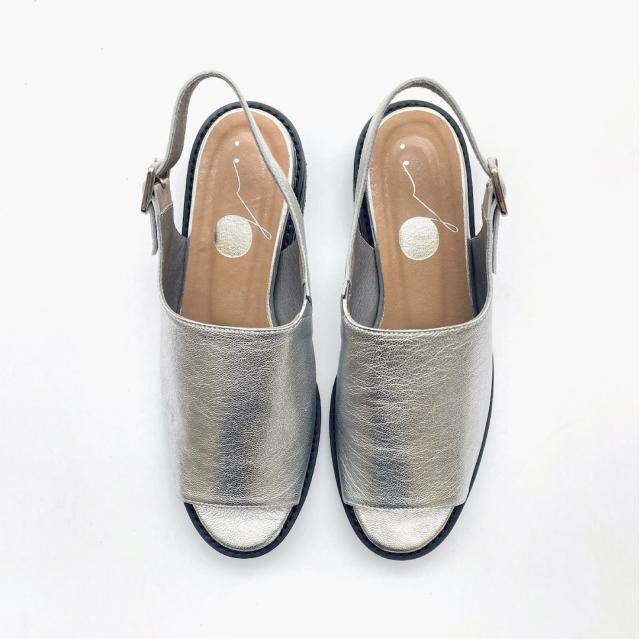 ジーアール（gr．）/本革やわらかバックベルトサンダル［シルバー］の通販は