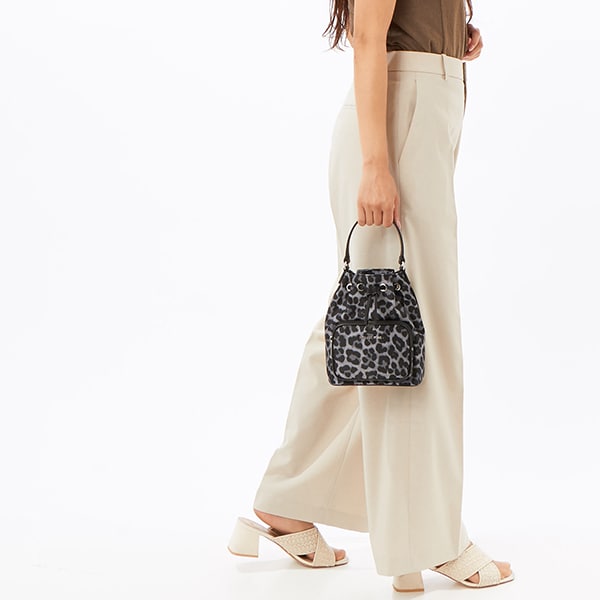 *Alice + Olivia* レオパードサテンスカート Alice + Olivia* レオパードサテンスカート