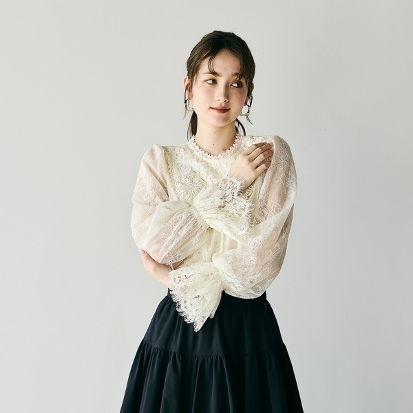 オーディア ミューズ（Audie a Muses）/フラワーモチーフ付きレースブラウス