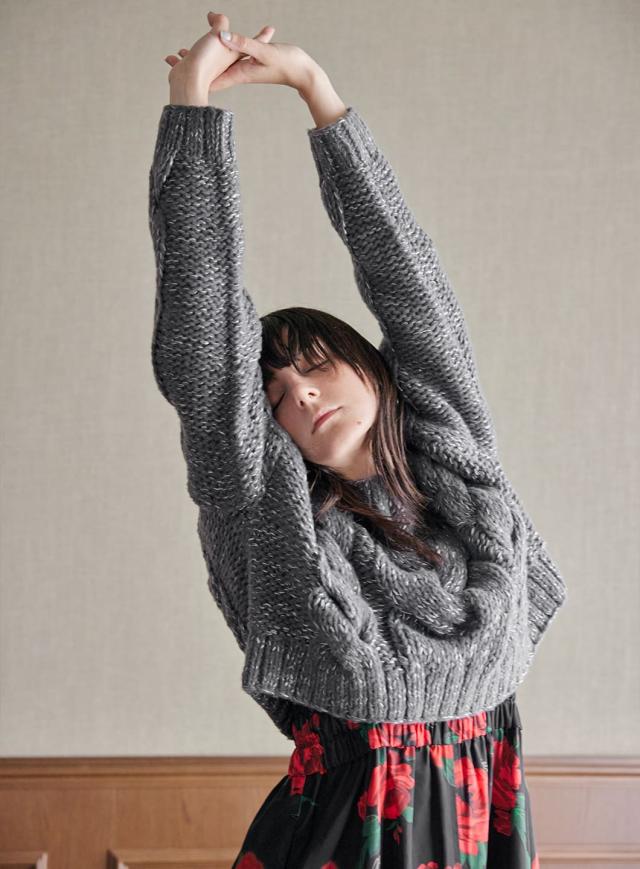 コエル（COEL）/手編みワイドケーブルニット