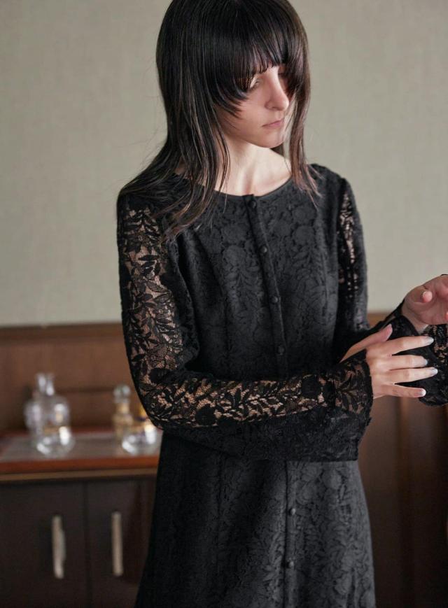 DVF おしゃれシルク混黒プリント柄プリーツロングドレス 送料込 DVF おしゃれシルク混黒プリント柄プリーツロングドレス 送料込