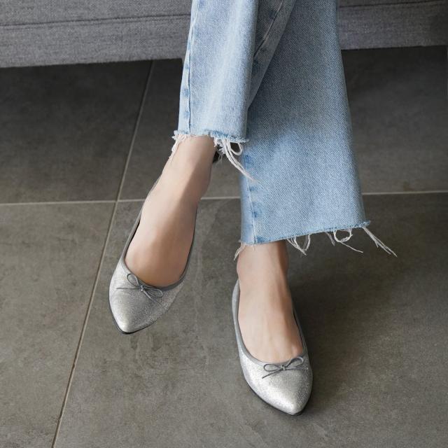 ヴィリーナ 晴雨兼用ポインテッドバレエシューズ(グリッターシルバー) プラスするだけで着こなしを華やかに染める”グリッターバレエ