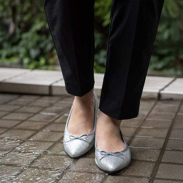 ヴィリーナ 晴雨兼用ポインテッドバレエシューズ(グリッターシルバー) プラスするだけで着こなしを華やかに染める”グリッターバレエ