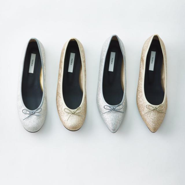 ヴィリーナ 晴雨兼用ポインテッドバレエシューズ(グリッターシルバー) プラスするだけで着こなしを華やかに染める”グリッターバレエ