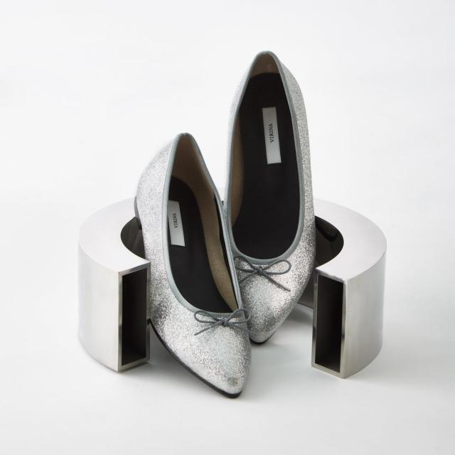 ヴィリーナ 晴雨兼用ポインテッドバレエシューズ(グリッターシルバー) 歩きやすさを追求したママのためのバレエシューズ