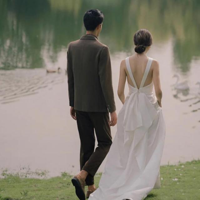 ウェディングドレス ロング丈 トレーン付き ノースリーブ ウエディングドレス ワンピース 背中空き  Aライン ロング ドレス ファスナータイプ 花嫁 披露宴 結婚式 演奏会 発表会 海外挙式 ウェディングドレス ロング丈 トレーン付き ノースリーブ ウエディング