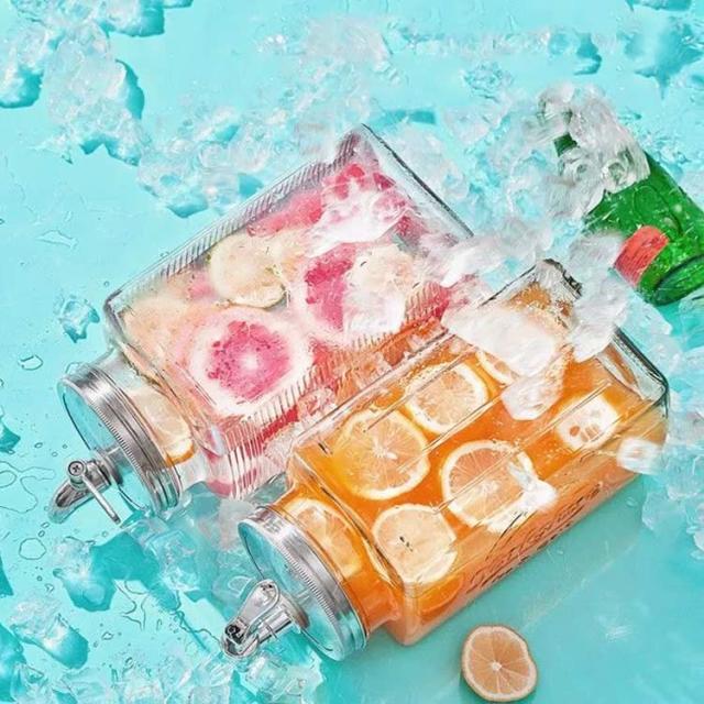 氷の入ったグラスに注がれた爽やかなオレンジジュースイラスト素材透過 PNGフリー画像ダウンロード